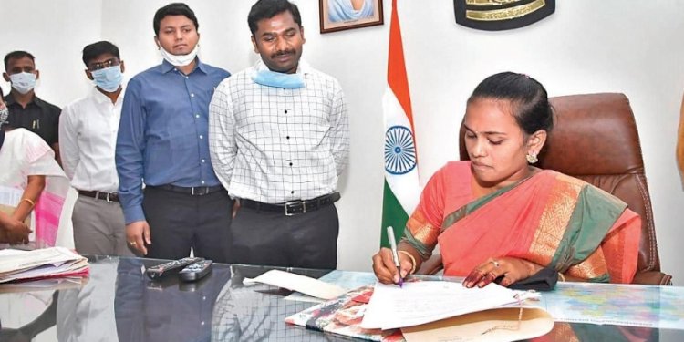 Like Bollywood Movie Nayak  12th Class Student Was Aade District Collector For A Day