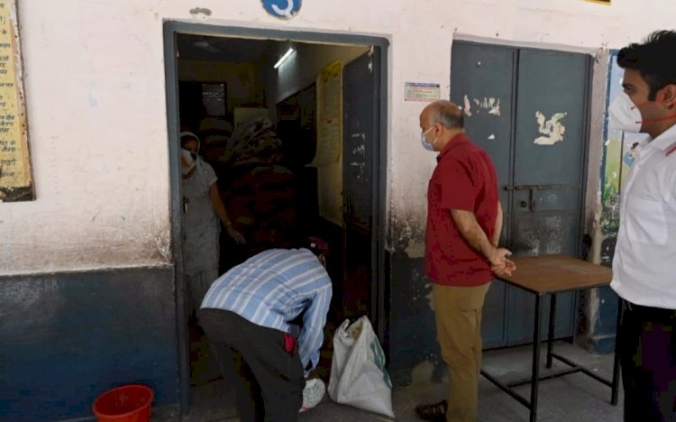 Delhi's Deputy Chief Minister Manish Sisodia Reprimand Workers For Not Doing Job Properly - Viral Video